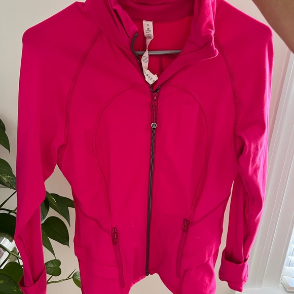Hot pink lululemon jacket size size 6 in good used condition - Picture 4 of 4